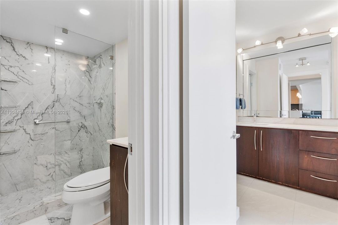 待售: $390,000 (1 贝兹, 2 浴室, 912 平方英尺)