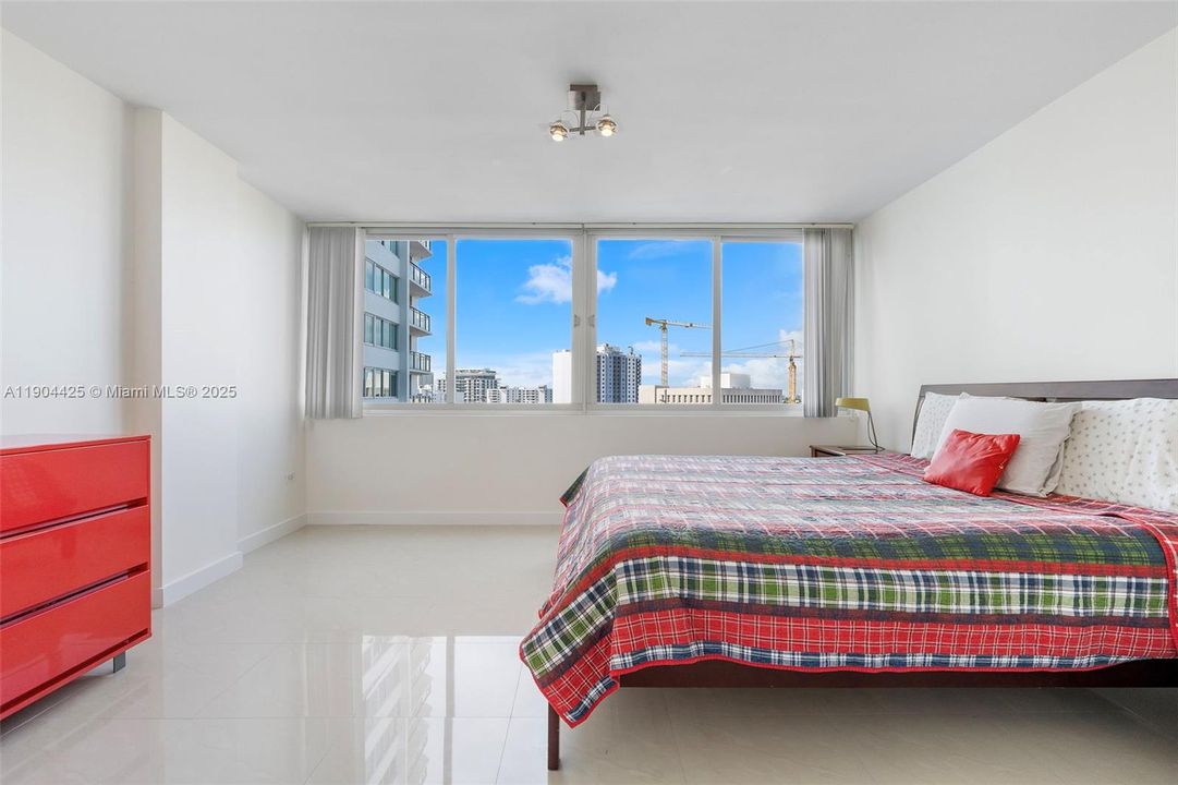 待售: $390,000 (1 贝兹, 2 浴室, 912 平方英尺)