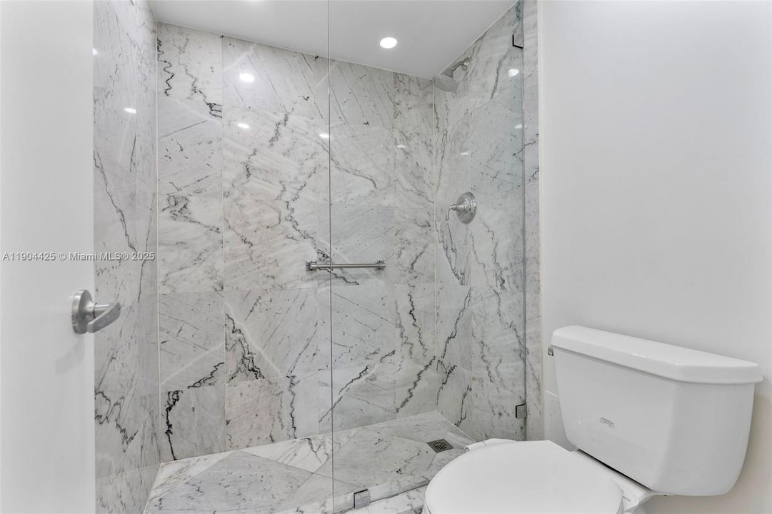 待售: $390,000 (1 贝兹, 2 浴室, 912 平方英尺)