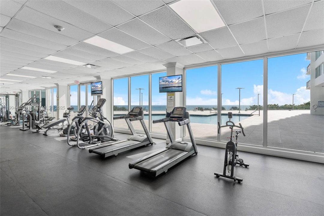 待售: $390,000 (1 贝兹, 2 浴室, 912 平方英尺)