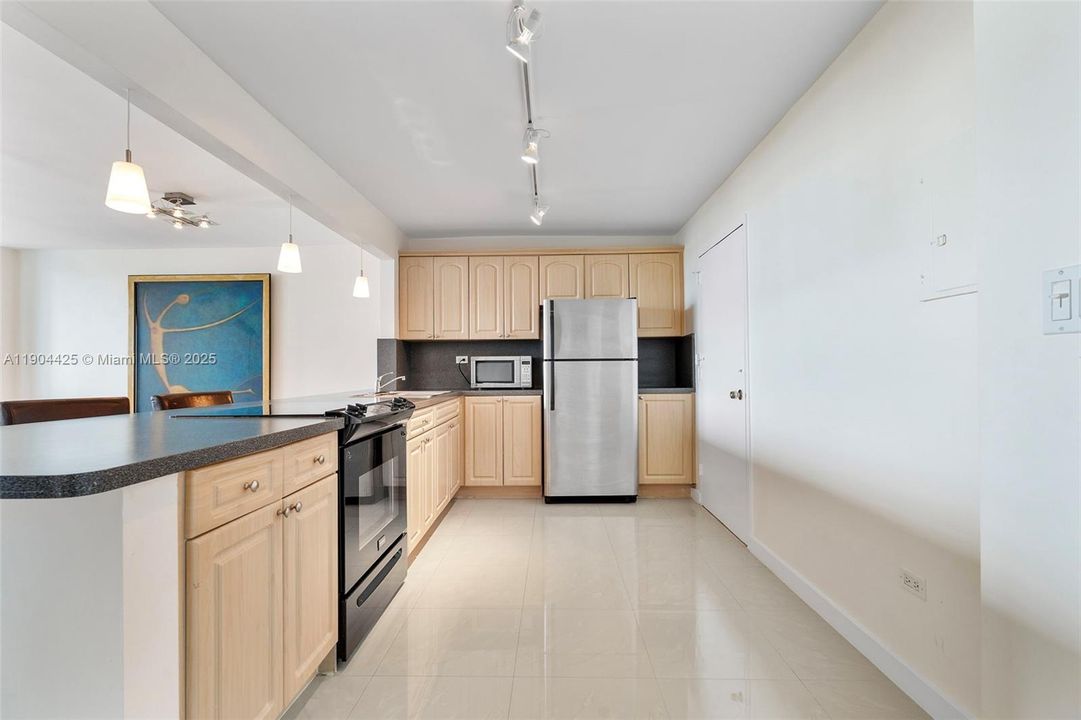 待售: $390,000 (1 贝兹, 2 浴室, 912 平方英尺)