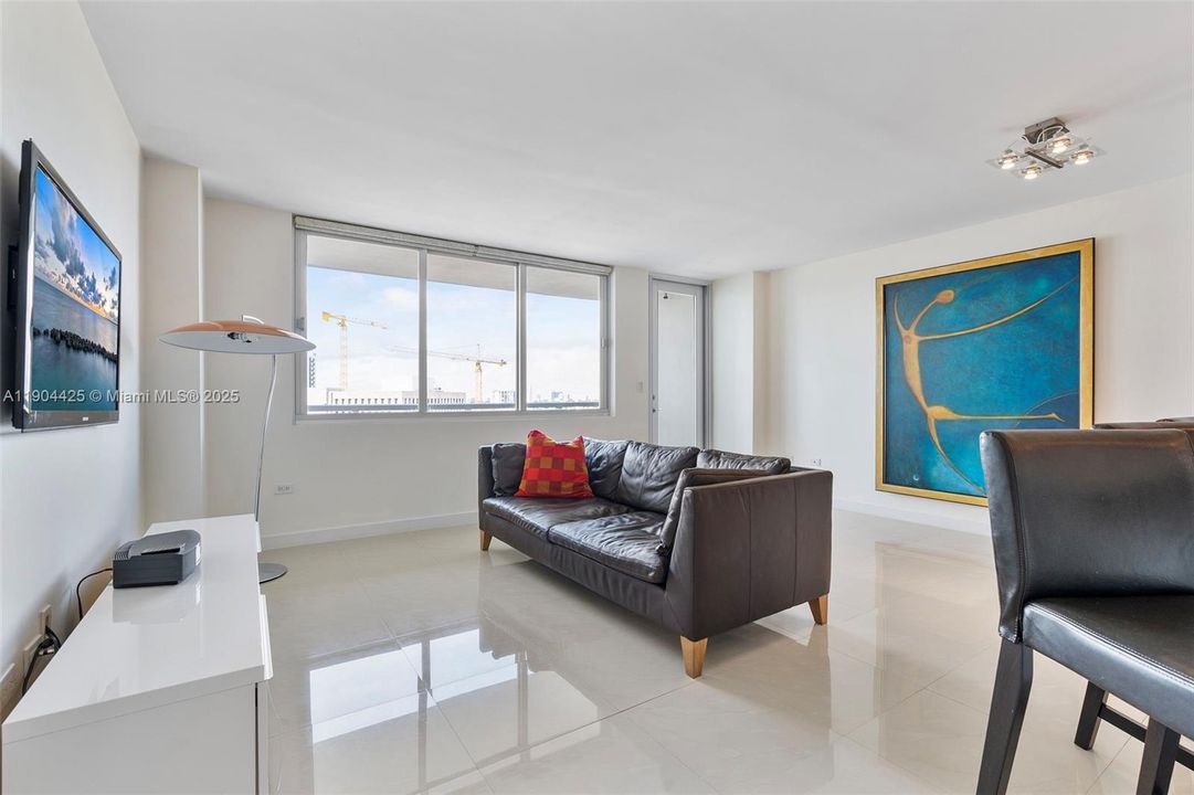 待售: $390,000 (1 贝兹, 2 浴室, 912 平方英尺)