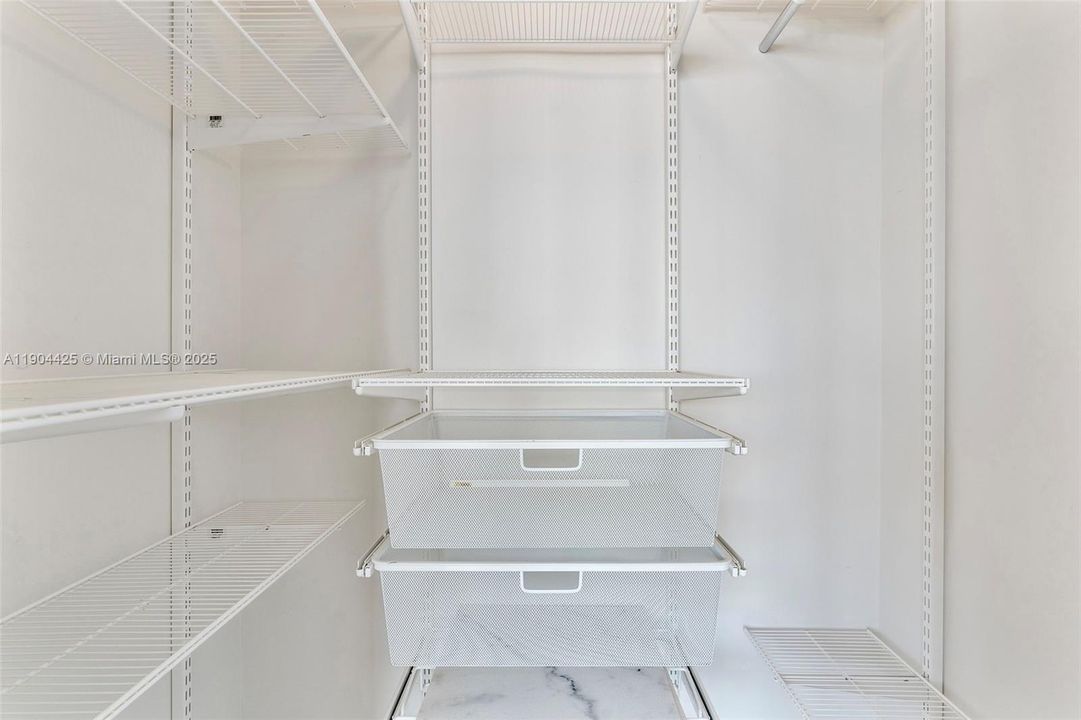 待售: $390,000 (1 贝兹, 2 浴室, 912 平方英尺)