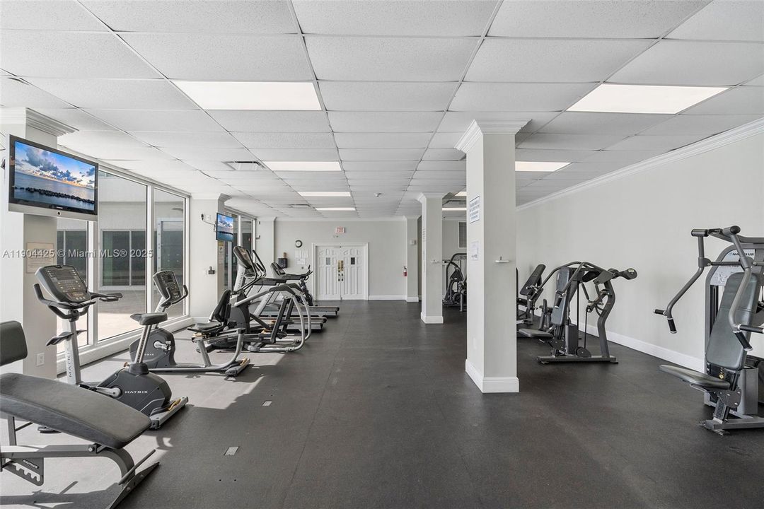 待售: $390,000 (1 贝兹, 2 浴室, 912 平方英尺)