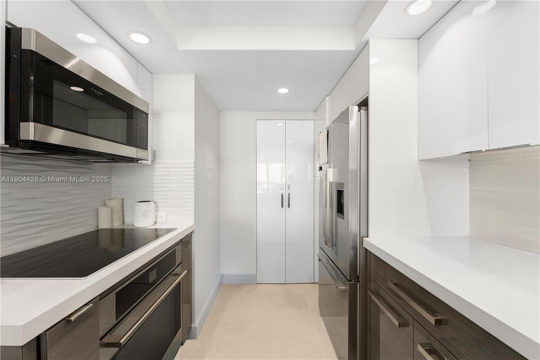 For Sale: $599,000 (1 beds, 1 baths, 1048 Square Feet)