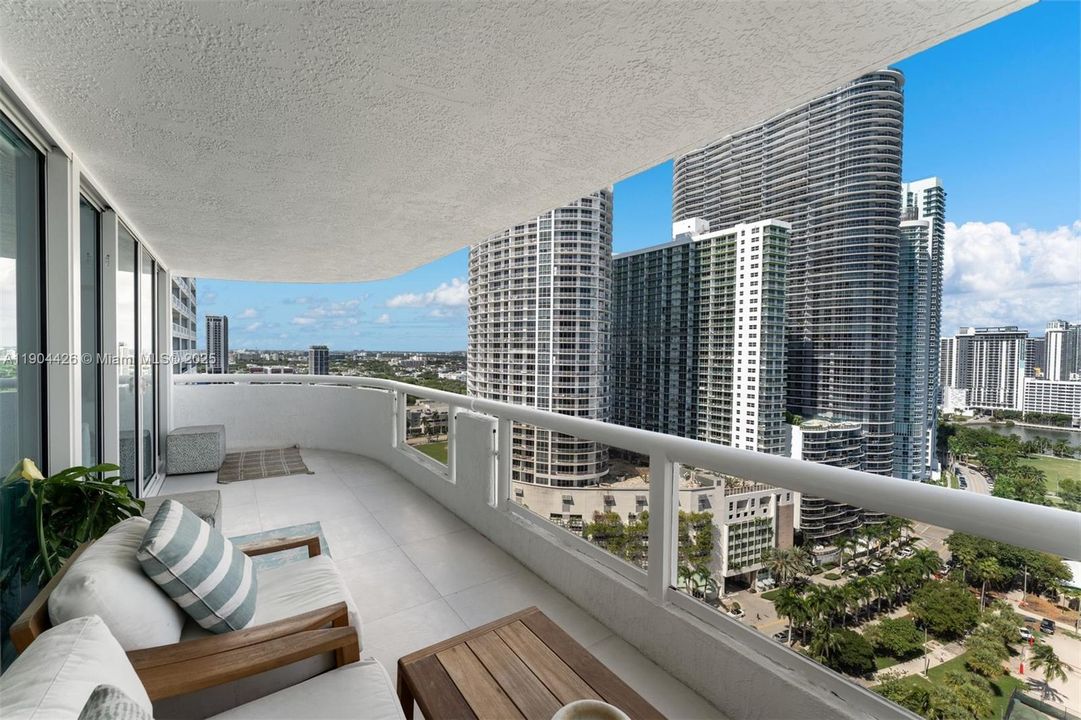 For Sale: $599,000 (1 beds, 1 baths, 1048 Square Feet)