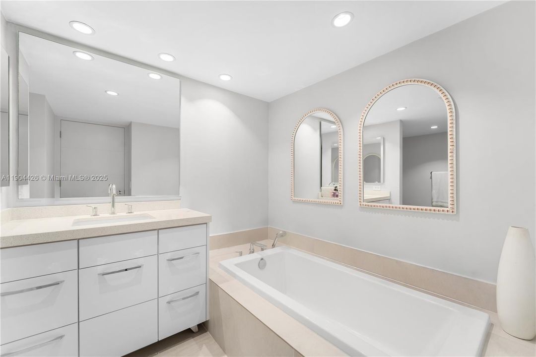 For Sale: $599,000 (1 beds, 1 baths, 1048 Square Feet)