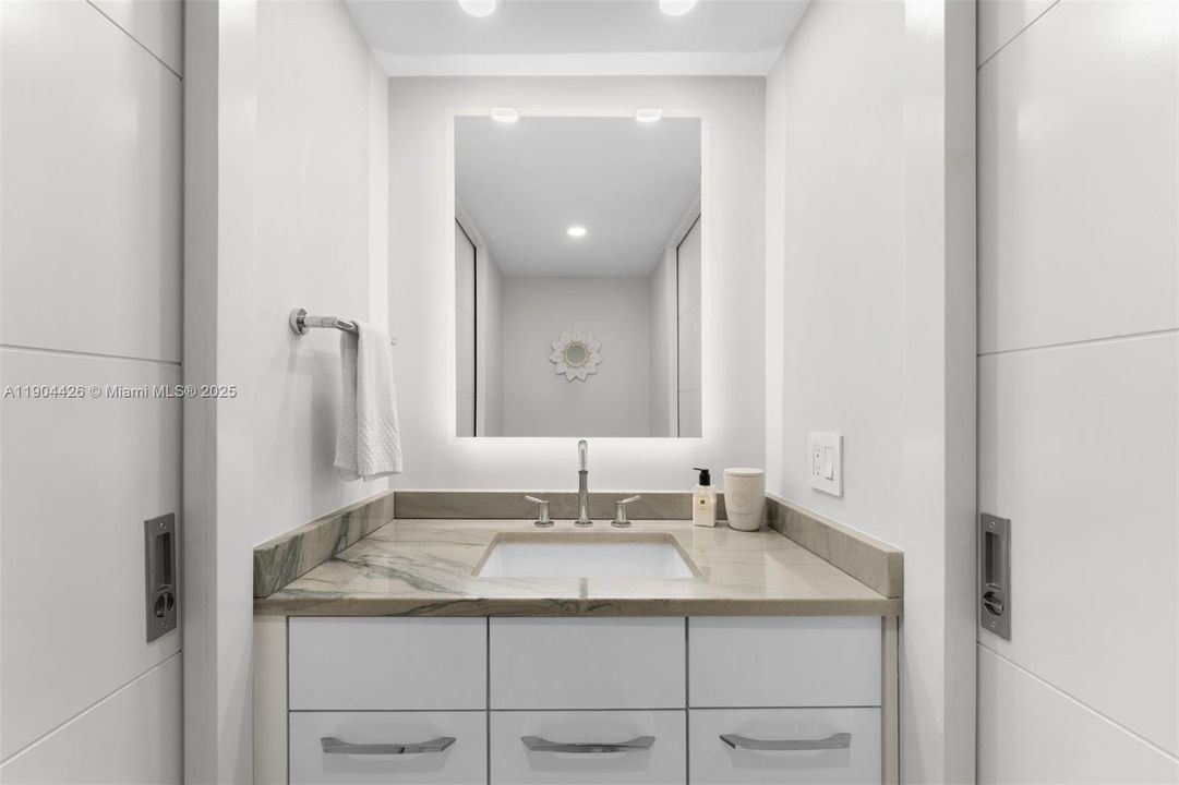 For Sale: $599,000 (1 beds, 1 baths, 1048 Square Feet)