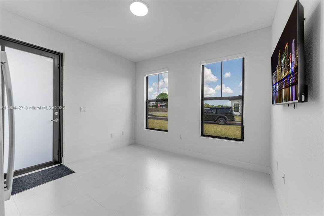 出租: $2,000 (1 贝兹, 1 浴室, 2088 平方英尺)