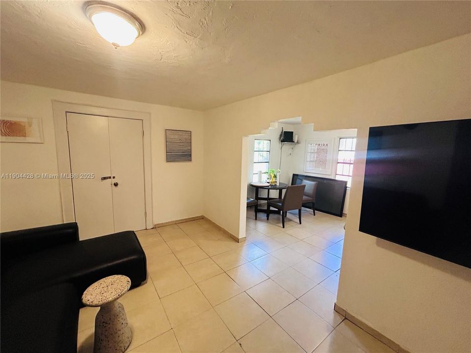 For Sale: $585,000 (3 beds, 1 baths, 983 Square Feet)