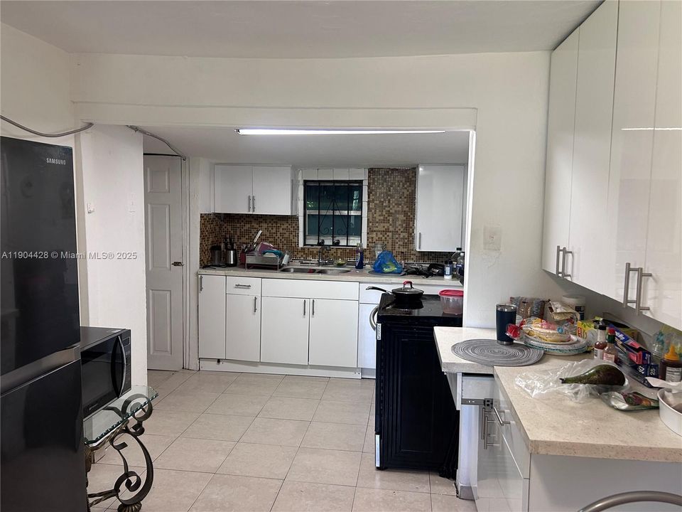 For Sale: $585,000 (3 beds, 1 baths, 983 Square Feet)