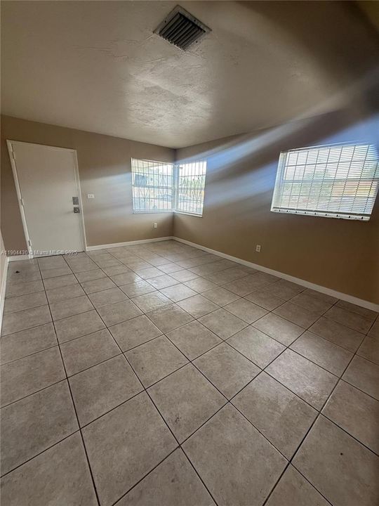 Recently Rented: $1,800 (2 beds, 1 baths, 1431 Square Feet)