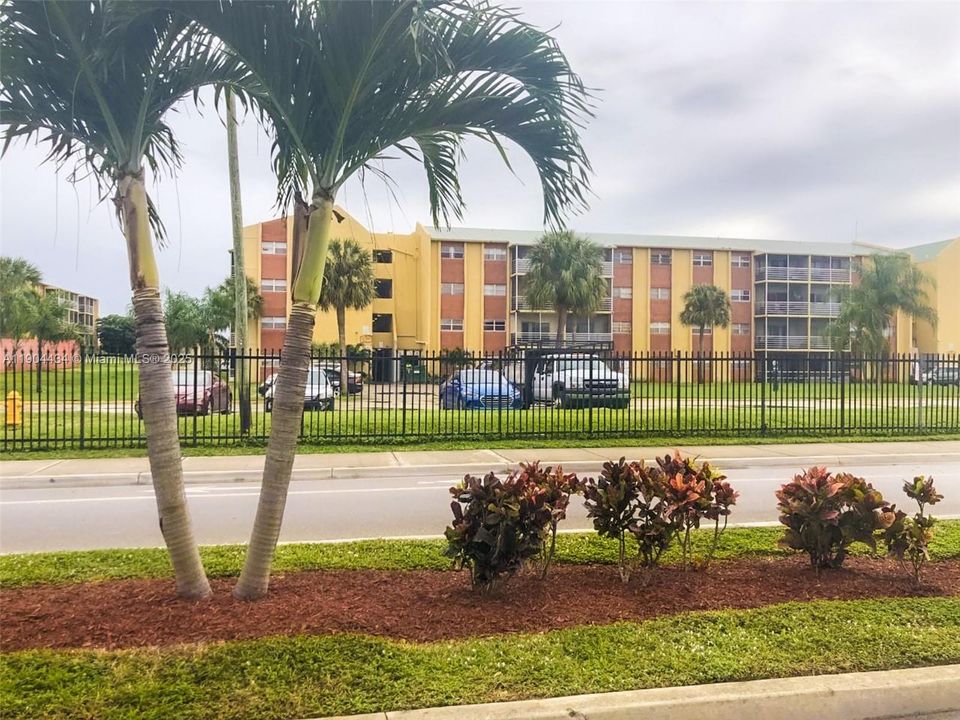 合同活跃: $1,575 (2 贝兹, 1 浴室, 800 平方英尺)