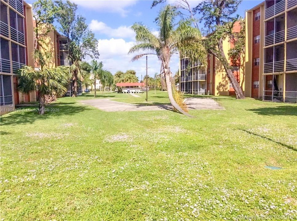 合同活跃: $1,575 (2 贝兹, 1 浴室, 800 平方英尺)