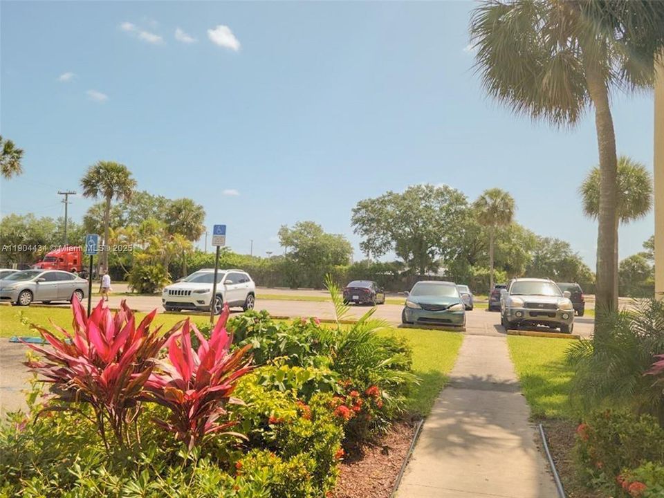 合同活跃: $1,575 (2 贝兹, 1 浴室, 800 平方英尺)