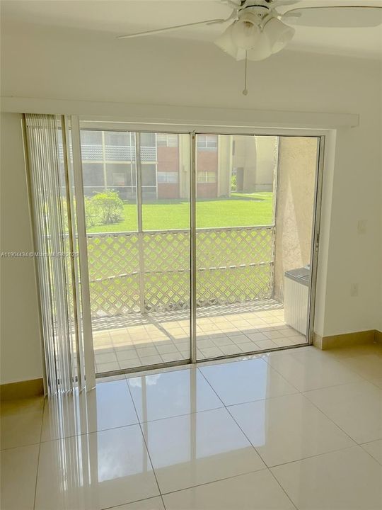 合同活跃: $1,575 (2 贝兹, 1 浴室, 800 平方英尺)