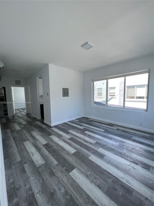 Active With Contract: $1,880 (1 beds, 1 baths, 645 Square Feet)