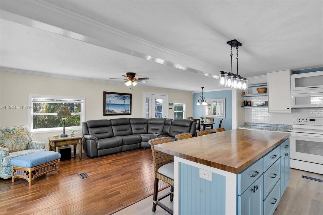 На продажу: $265,000 (2 спален, 2 ванн, 1152 Квадратных фут)