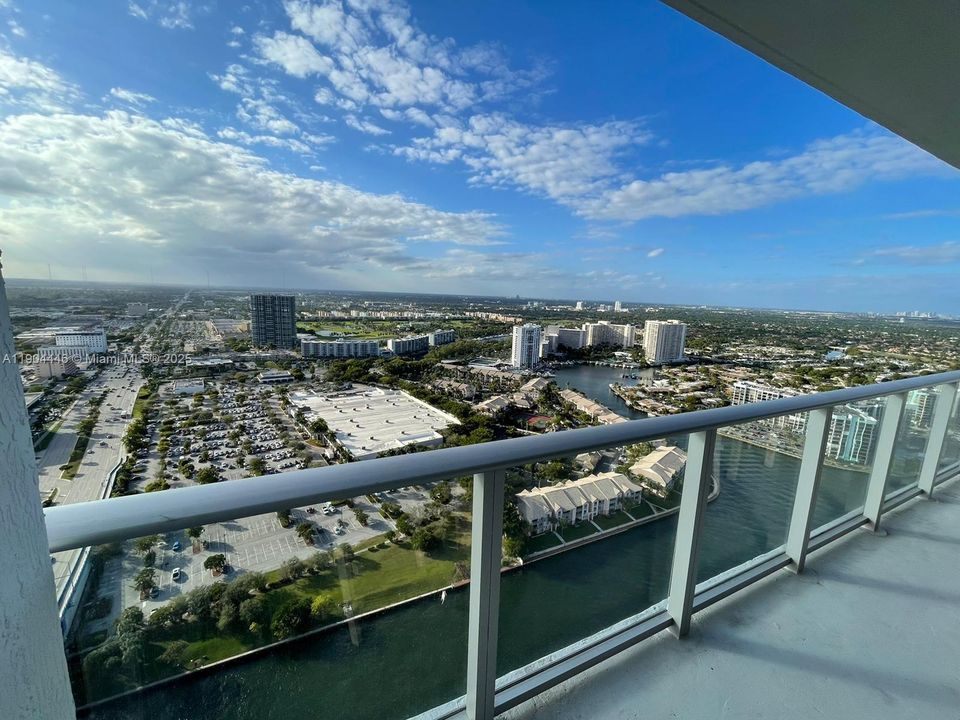 For Sale: $585,000 (1 beds, 1 baths, 702 Square Feet)