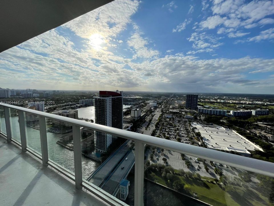 For Sale: $585,000 (1 beds, 1 baths, 702 Square Feet)