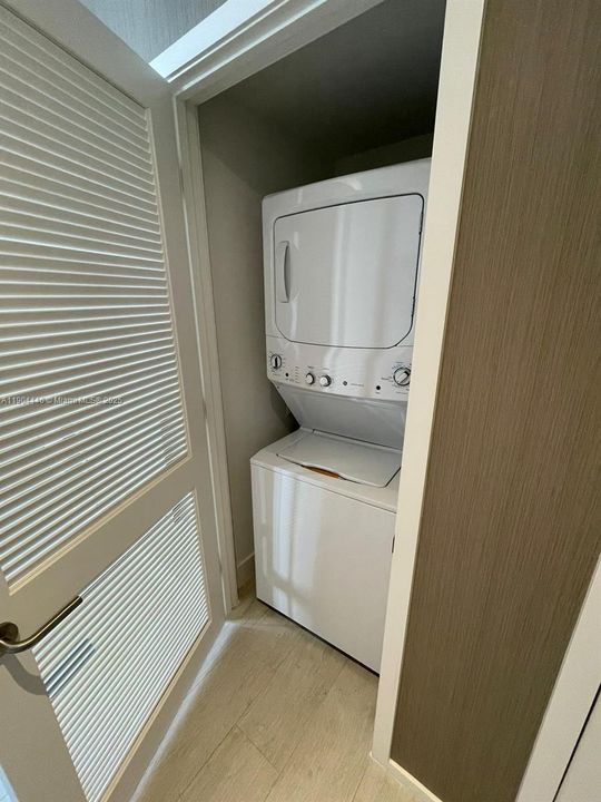 For Sale: $585,000 (1 beds, 1 baths, 702 Square Feet)