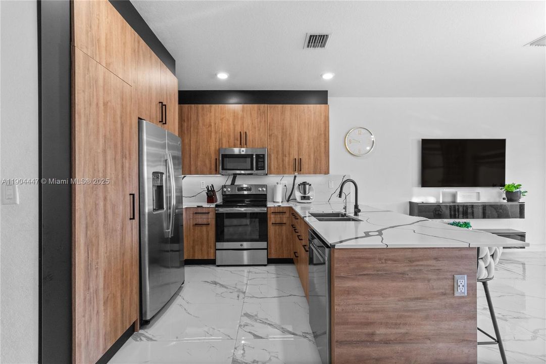 合同活跃: $545,000 (3 贝兹, 2 浴室, 1540 平方英尺)