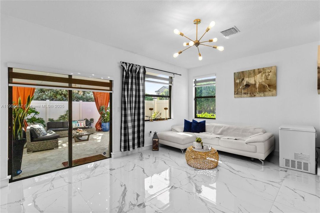 合同活跃: $545,000 (3 贝兹, 2 浴室, 1540 平方英尺)