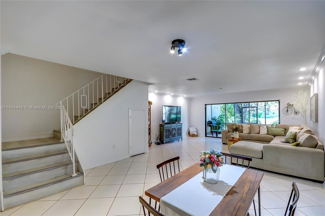 Active With Contract: $525,000 (3 beds, 2 baths, 1600 Square Feet)