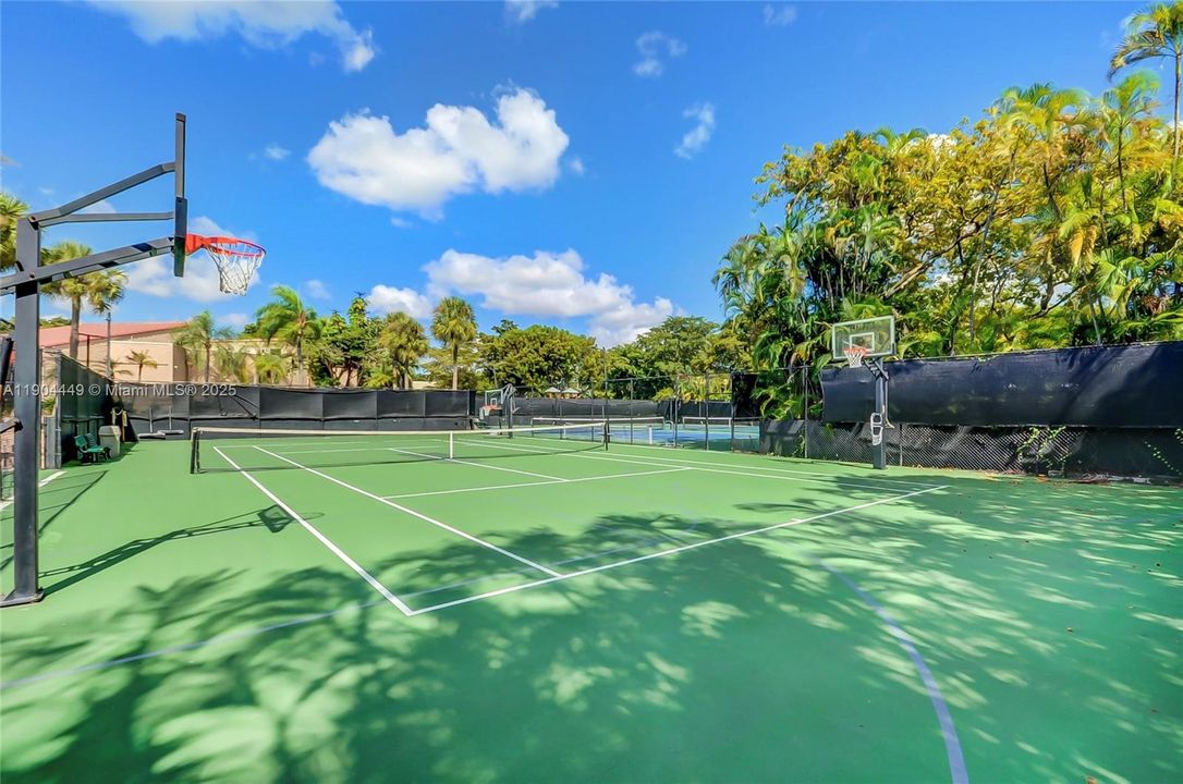 Active With Contract: $525,000 (3 beds, 2 baths, 1600 Square Feet)