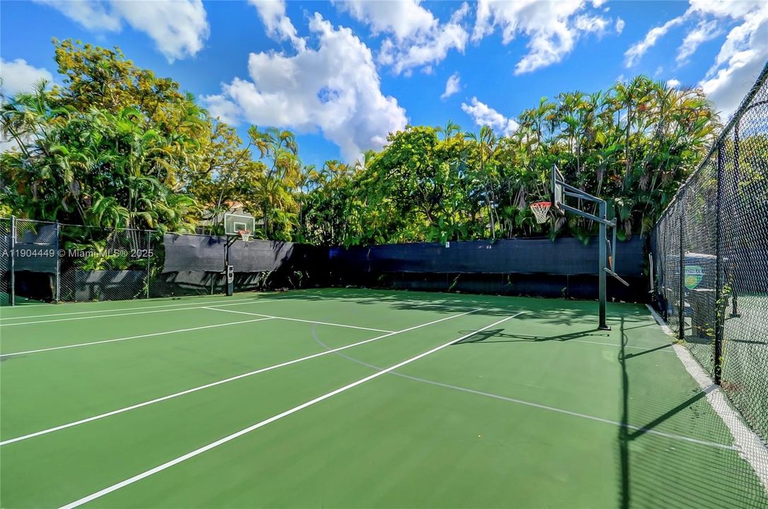 Active With Contract: $525,000 (3 beds, 2 baths, 1600 Square Feet)