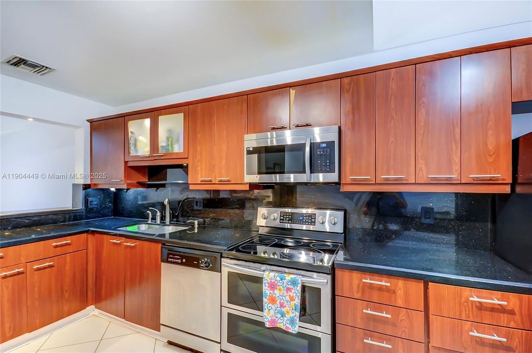 Active With Contract: $525,000 (3 beds, 2 baths, 1600 Square Feet)