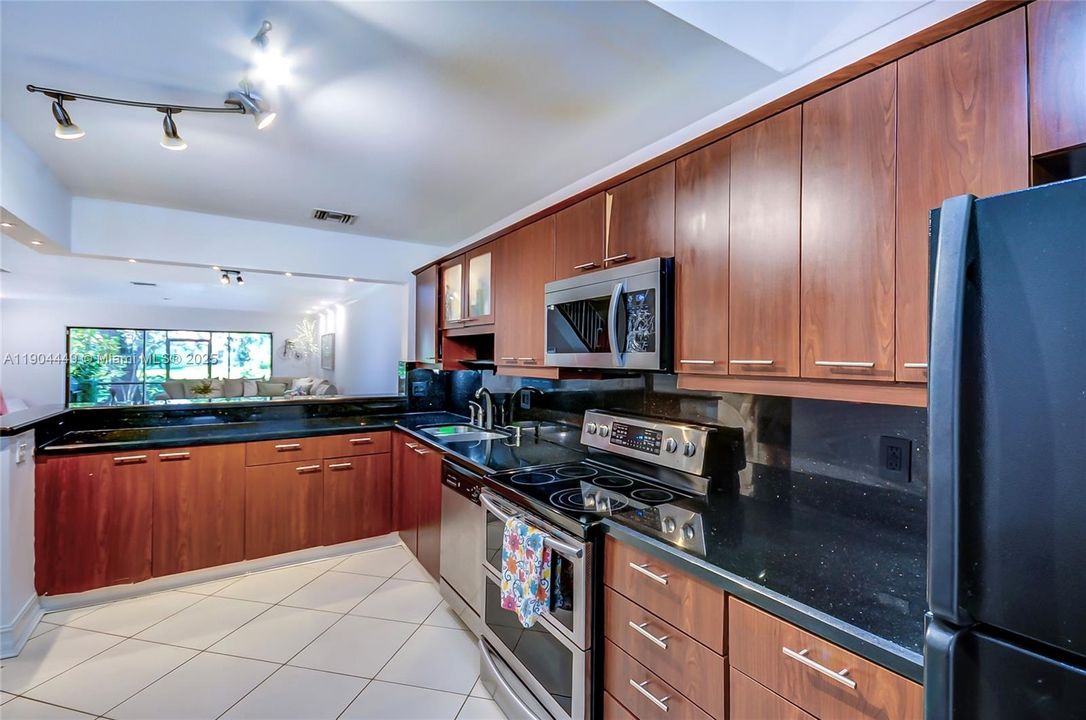 Active With Contract: $525,000 (3 beds, 2 baths, 1600 Square Feet)