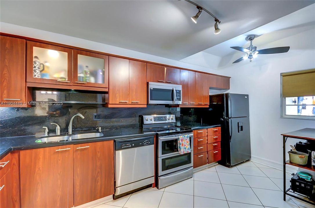 Active With Contract: $525,000 (3 beds, 2 baths, 1600 Square Feet)