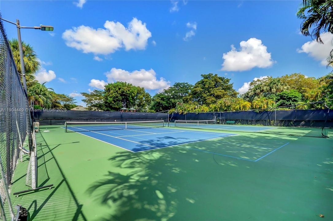 Active With Contract: $525,000 (3 beds, 2 baths, 1600 Square Feet)