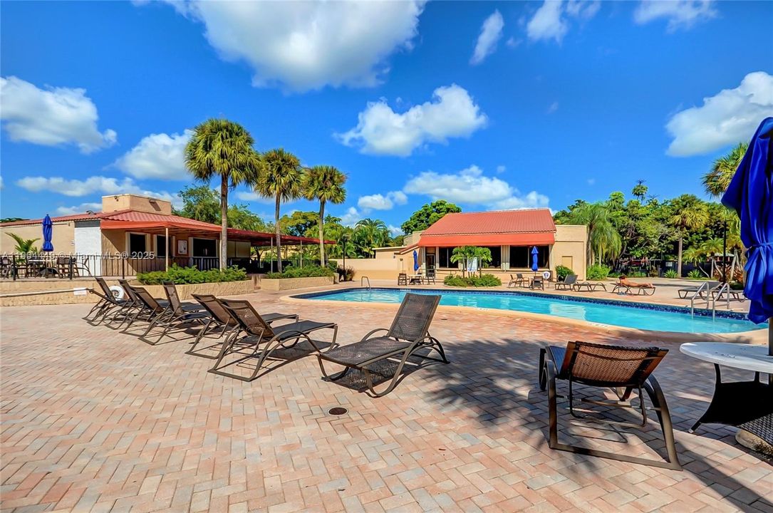 Active With Contract: $525,000 (3 beds, 2 baths, 1600 Square Feet)