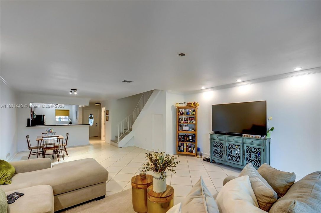 Active With Contract: $525,000 (3 beds, 2 baths, 1600 Square Feet)