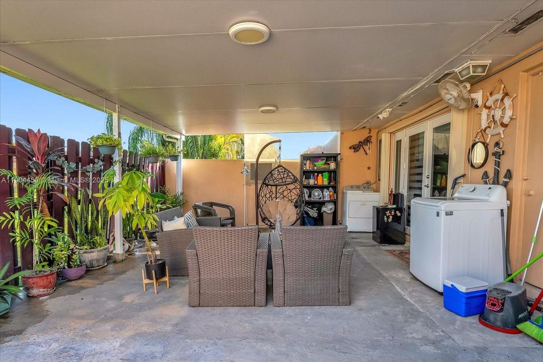 待售: $419,000 (2 贝兹, 1 浴室, 835 平方英尺)