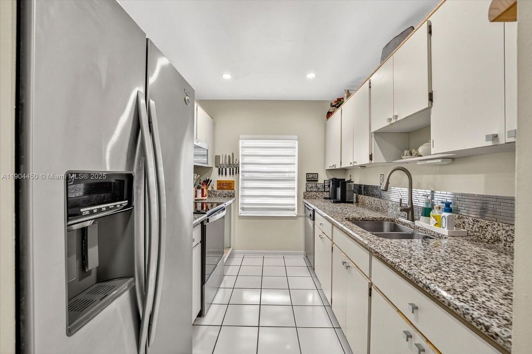 待售: $419,000 (2 贝兹, 1 浴室, 835 平方英尺)