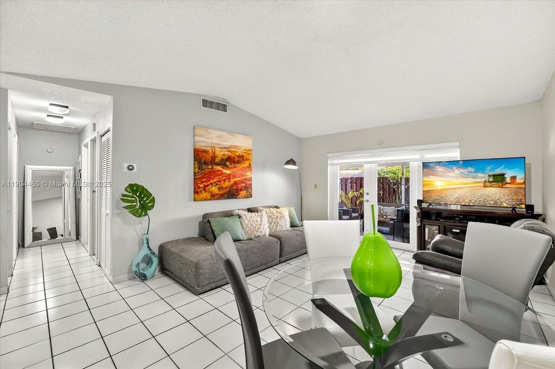 待售: $419,000 (2 贝兹, 1 浴室, 835 平方英尺)