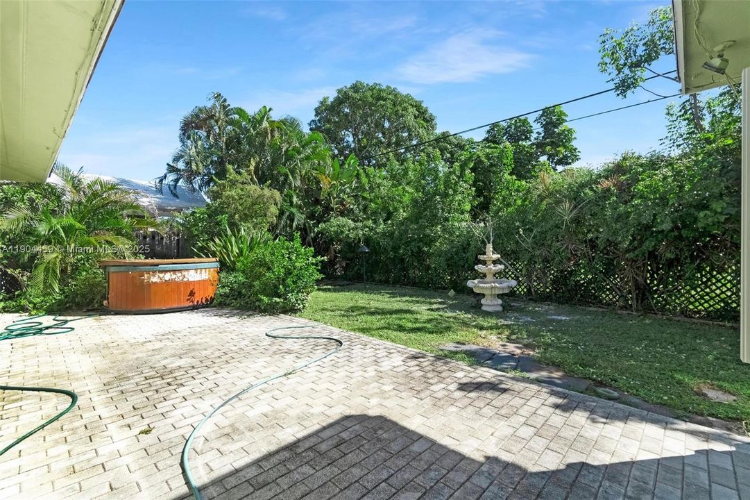 合同活跃: $449,900 (2 贝兹, 2 浴室, 1192 平方英尺)