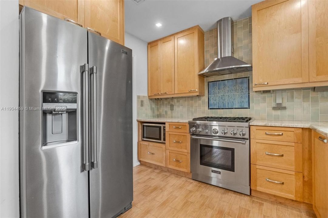 合同活跃: $449,900 (2 贝兹, 2 浴室, 1192 平方英尺)