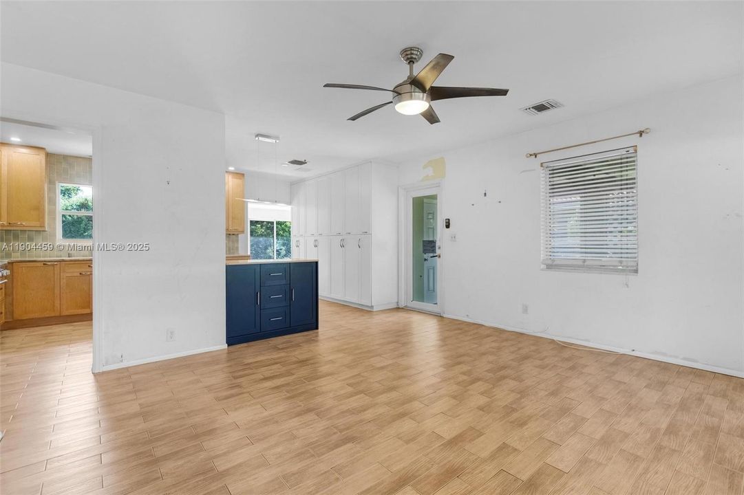 合同活跃: $449,900 (2 贝兹, 2 浴室, 1192 平方英尺)