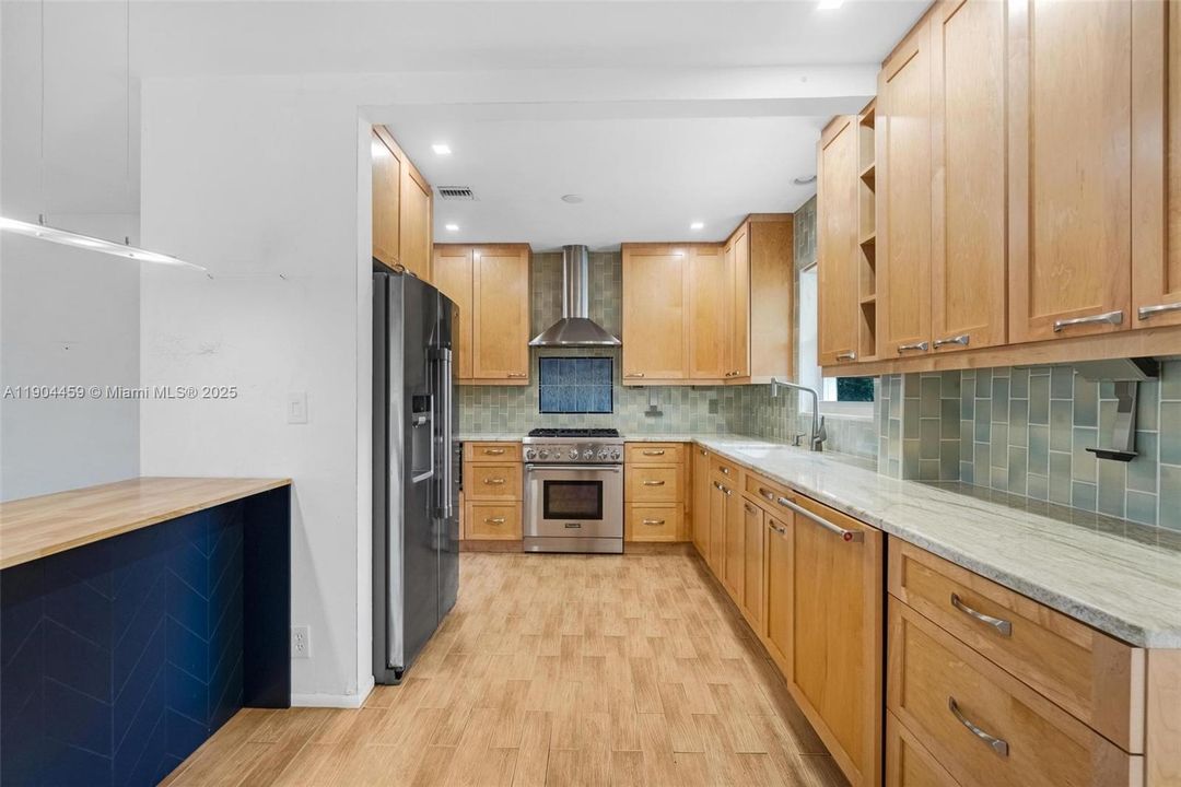 合同活跃: $449,900 (2 贝兹, 2 浴室, 1192 平方英尺)