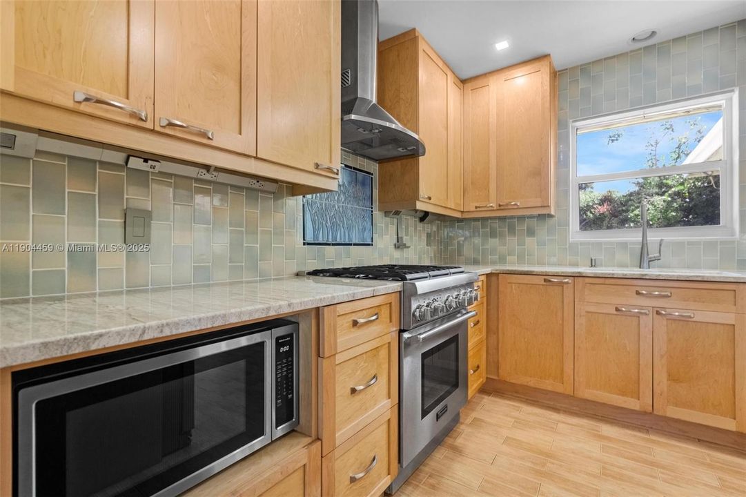 合同活跃: $449,900 (2 贝兹, 2 浴室, 1192 平方英尺)