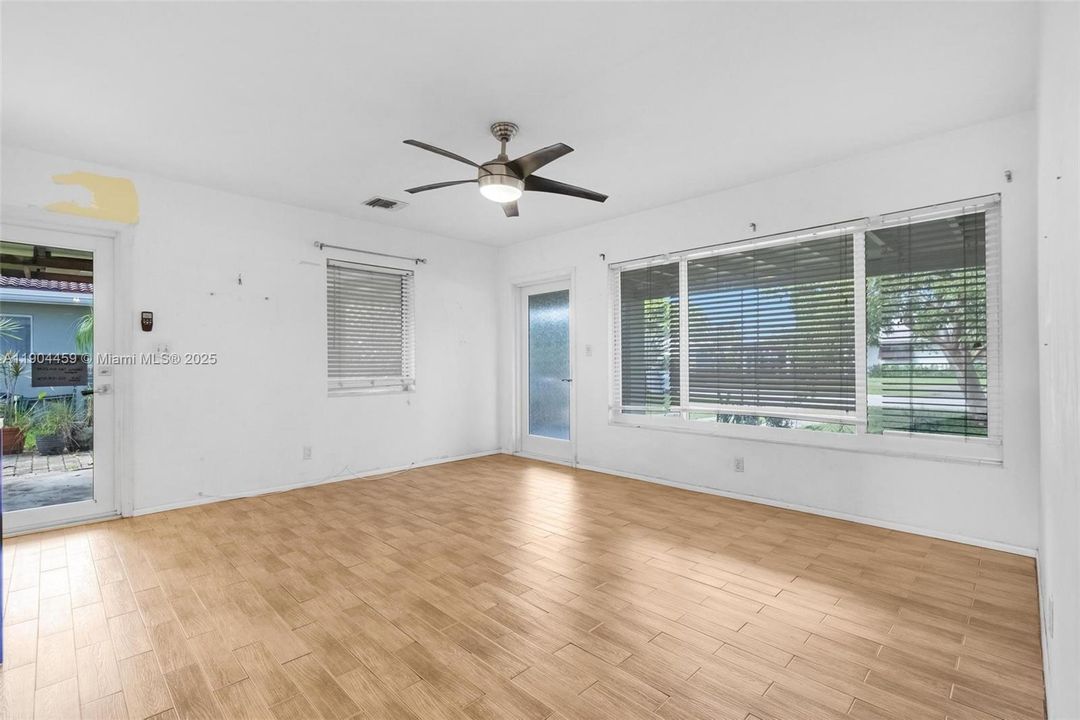 合同活跃: $449,900 (2 贝兹, 2 浴室, 1192 平方英尺)