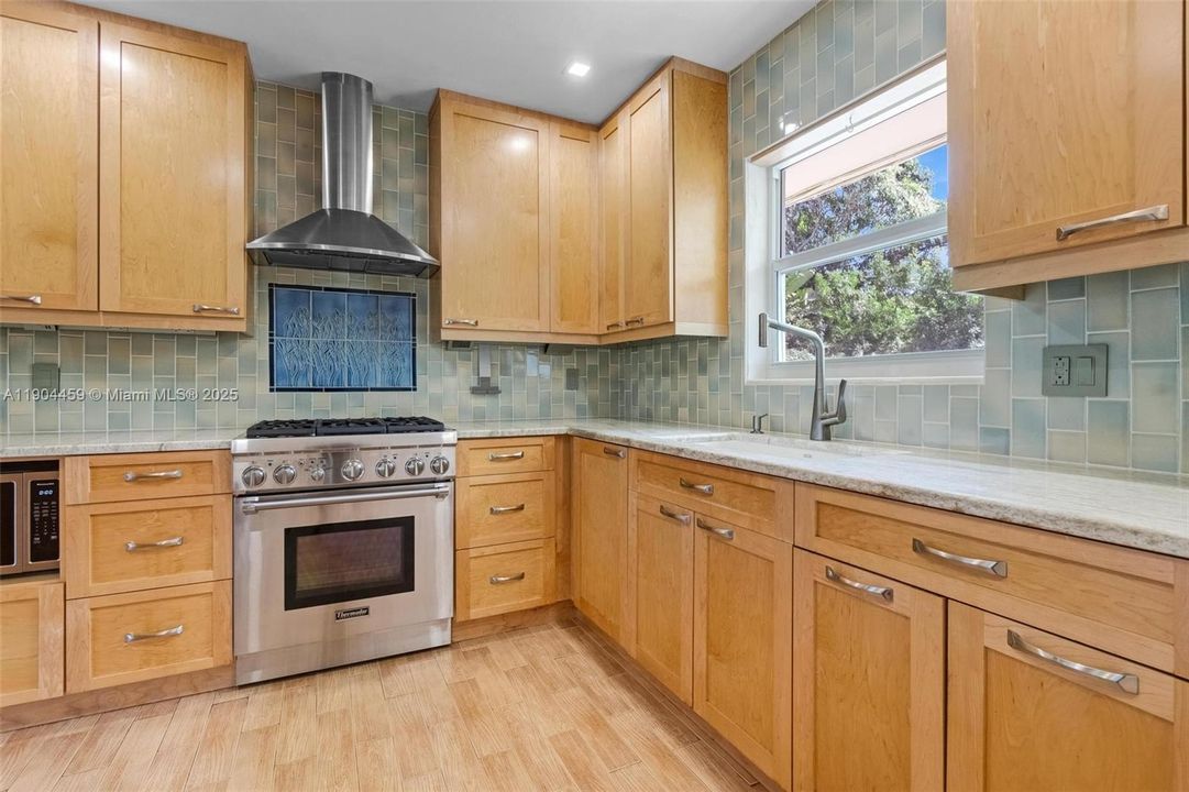 合同活跃: $449,900 (2 贝兹, 2 浴室, 1192 平方英尺)