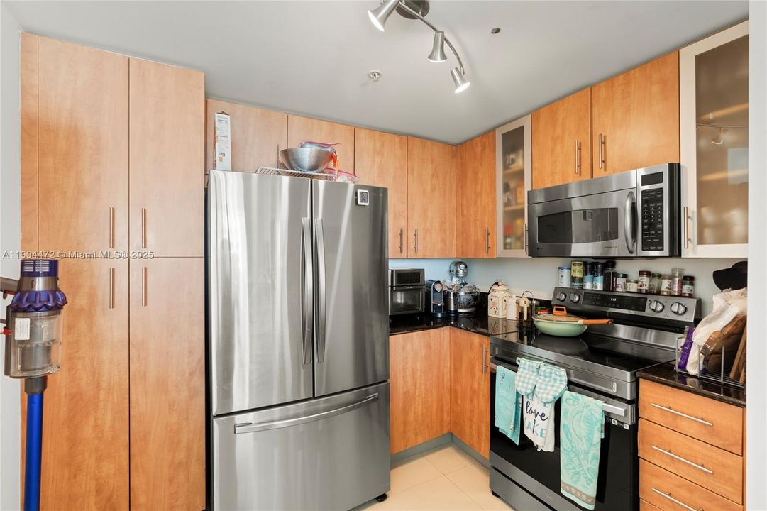 For Sale: $535,000 (2 beds, 2 baths, 1251 Square Feet)