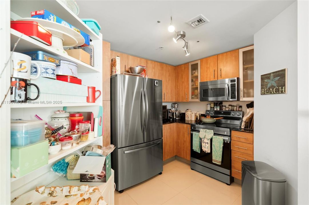 For Sale: $535,000 (2 beds, 2 baths, 1251 Square Feet)