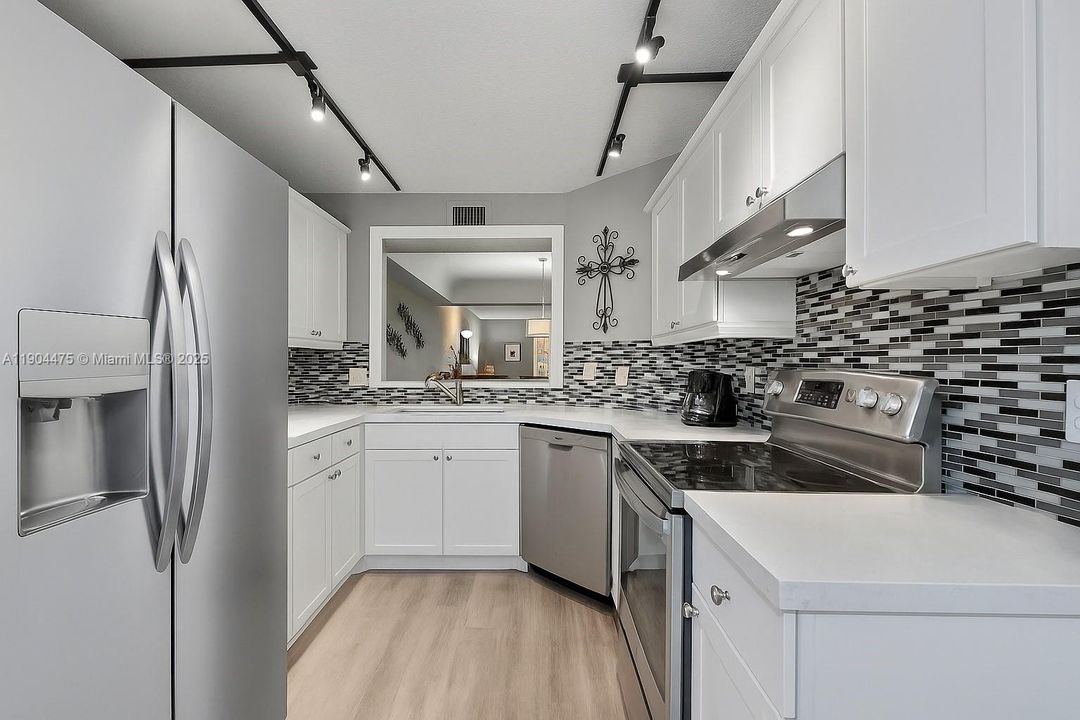 For Sale: $249,000 (2 beds, 2 baths, 1300 Square Feet)