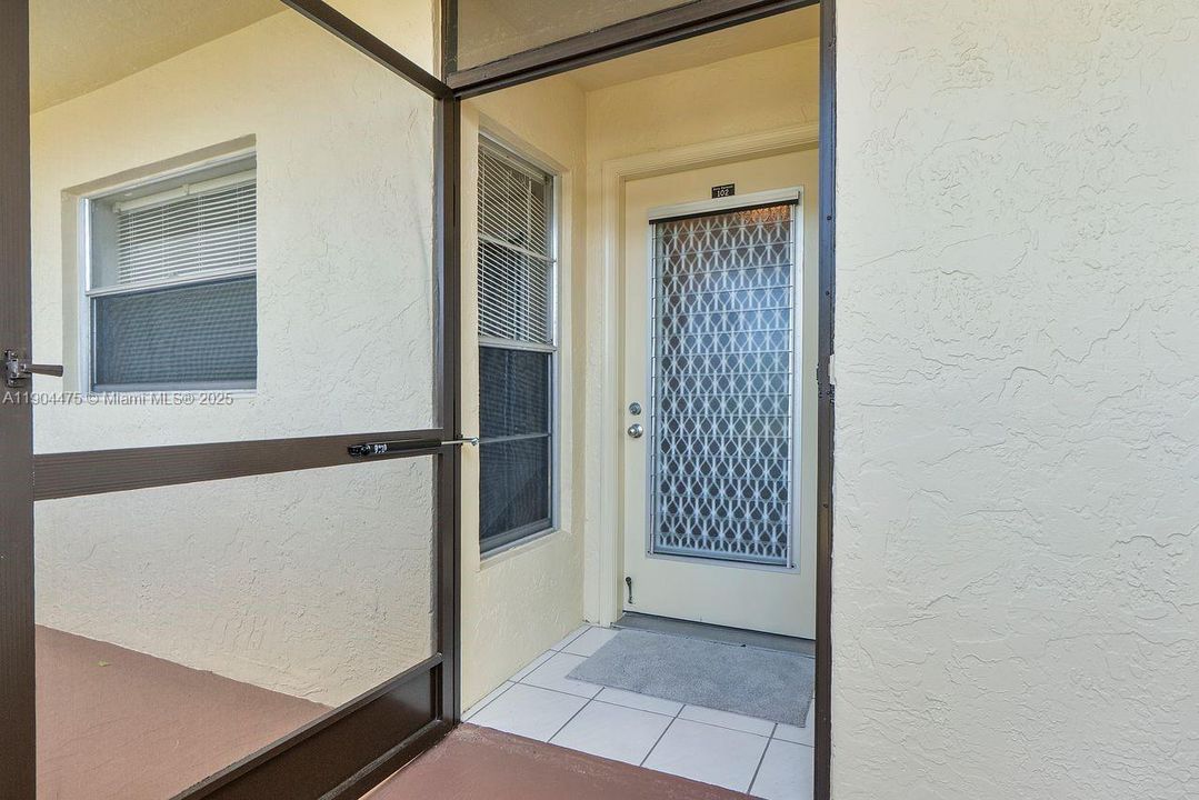 For Sale: $249,000 (2 beds, 2 baths, 1300 Square Feet)